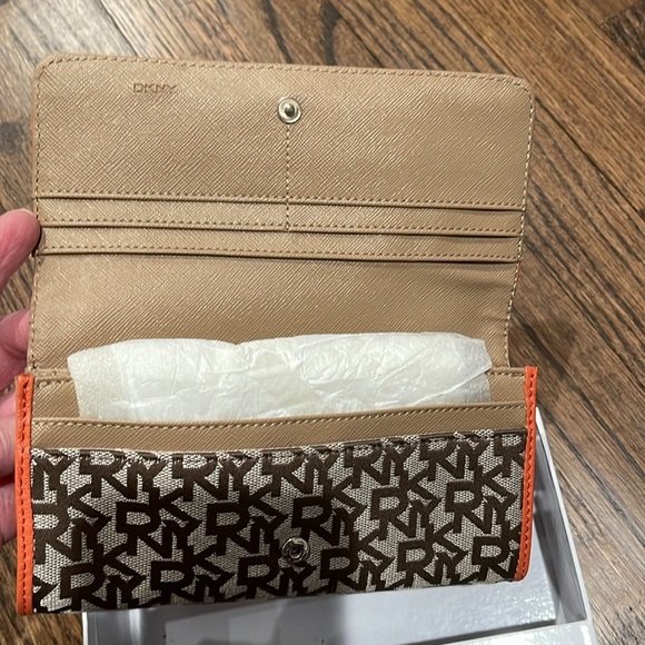 DKNYC wallet NWT orange color - Picture 5 of 8